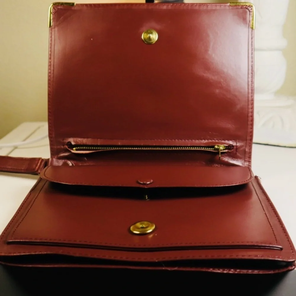 Cartier Must De Cartier Leather Clutch Bag Leather Clutch Bag in Good condition